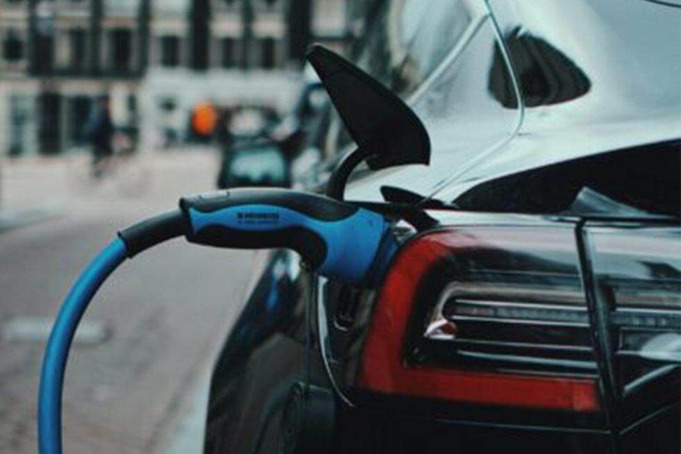 Cómo elegir cargador para coche eléctrico | coche electrico en punto de carga Calcula tu presupuesto de instalación de cargador para coche eléctrico o híbrido enchufable en parking privado de vivienda unifamiliar, parking comunitario o empresas